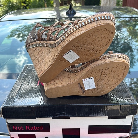 NWB Not Rated Metallic Gold Wedge Sandals - Picture 13 of 15